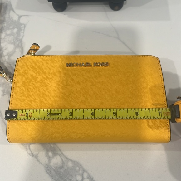 💛Cute. Michel Kors WRISTLET. - Picture 12 of 16